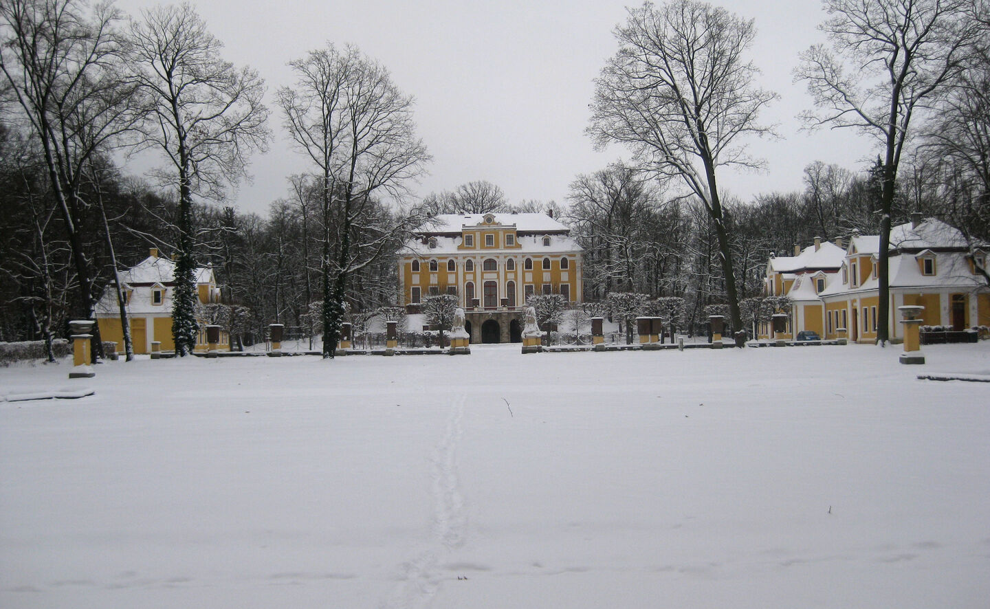 Winter im Schlosspark &ndash; Blick auf Schloss und Pavillons, Foto: Gemeindeverwaltung Neschwitz