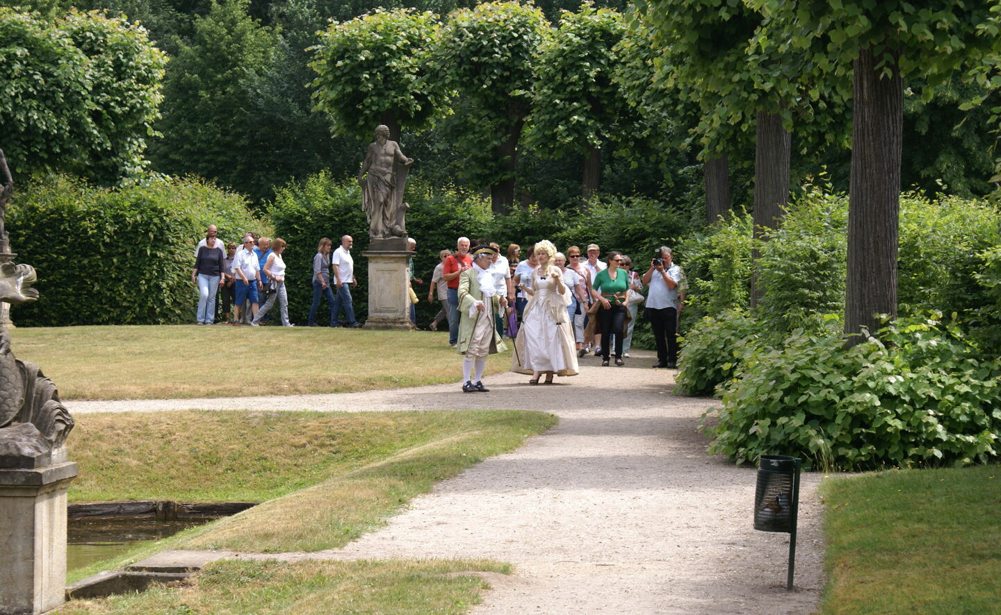 Szenische F&uuml;hrung im Schlosspark Altd&ouml;bern, Foto: Boris Aehnelt