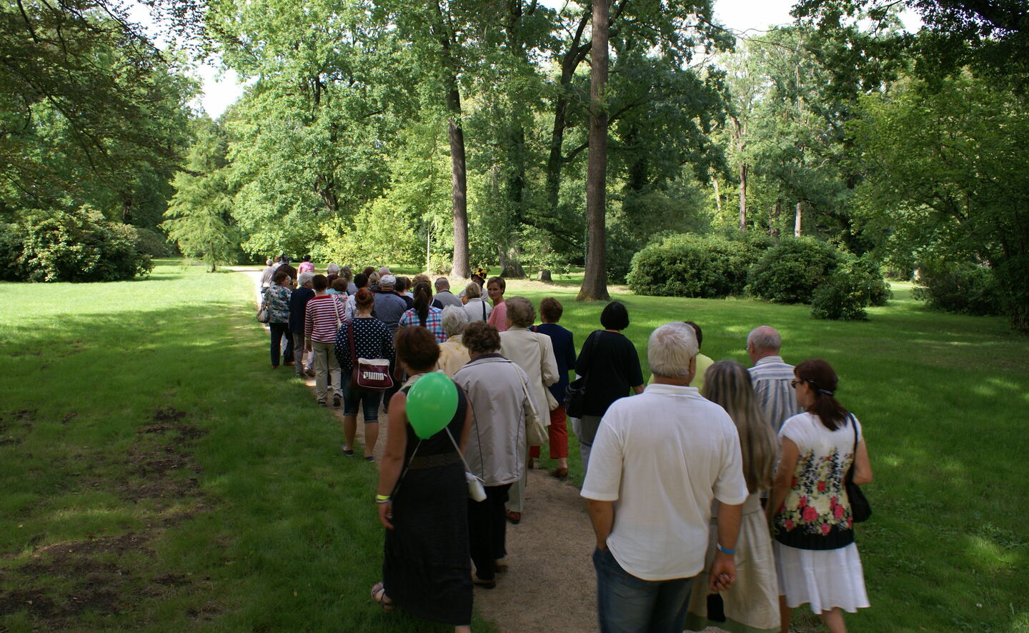 F&uuml;hrung im Schlosspark Altd&ouml;bern, Foto: Boris Aehnelt