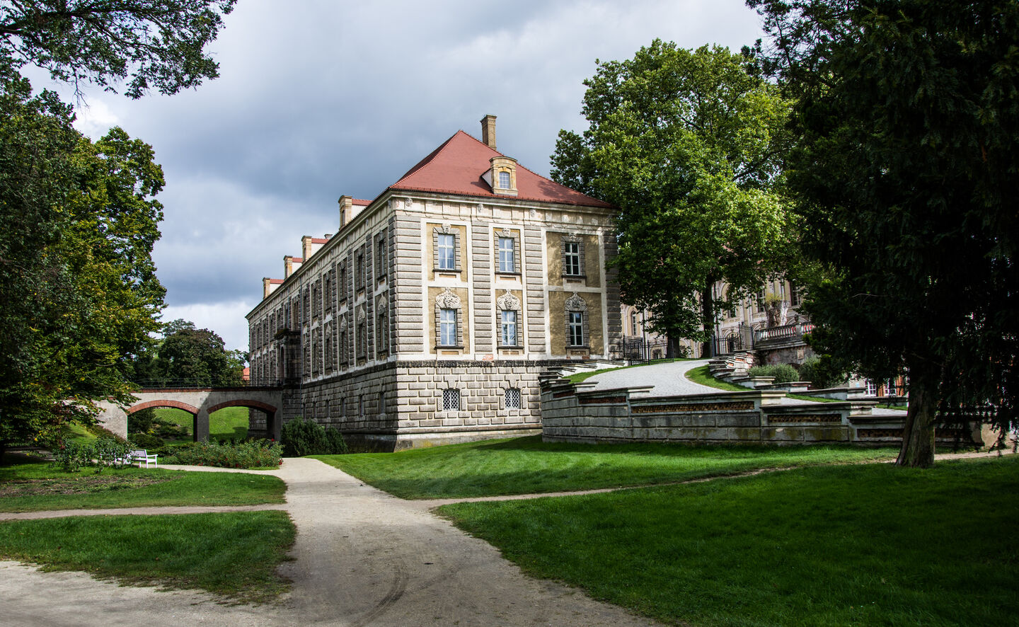 Trockener Schlossgraben mit gemauerter Br&uuml;cke, Foto: Adam Żyworonek