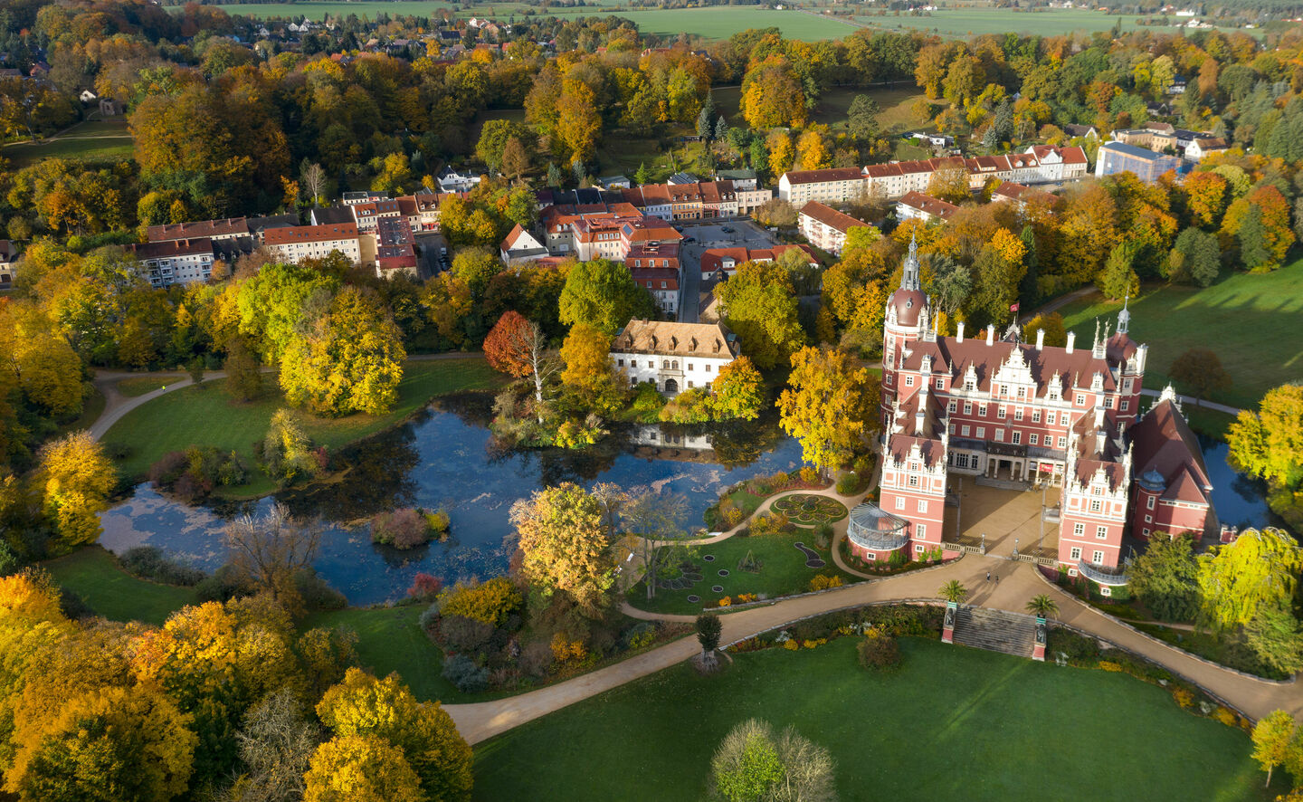 Luftaufnahme des Muskauer Park- und Schlossensemble,  &copy; Leo Seidel