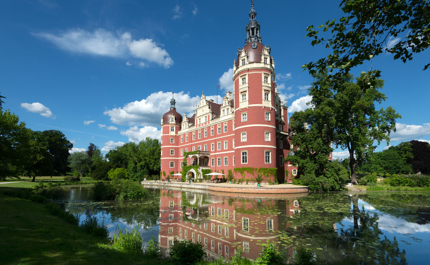 Muskauer Schloss in Wasserspiegelung, &copy; Leo Seidel