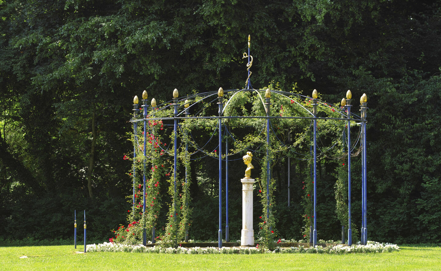Blickfang im Pleasureground: die Rosenlaube mit der B&uuml;ste der Operns&auml;ngerin Henriette Sontag, Foto: Hans Bach, Potsdam / SFPM (2013)