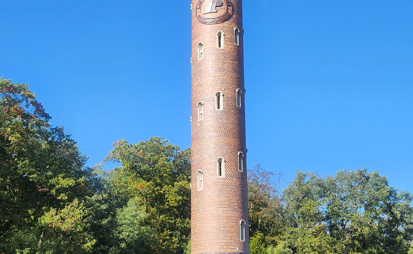 Blick auf die Landschaft von der Aussichtsterrasse des gemauerten Turms im Natur- und Waldlehrgarten in Jeziory Wysokie, &copy; Michalina Łajtar