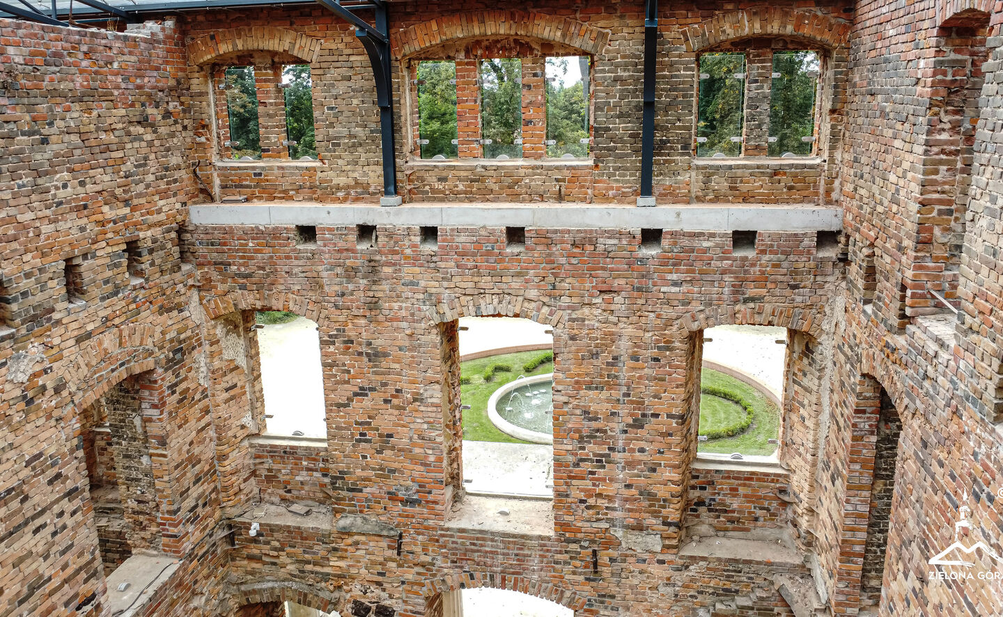 Glasfenster in Schlossruinen, &copy; Władysław Czulak / Urząd Miasta Zielona G&oacute;ra