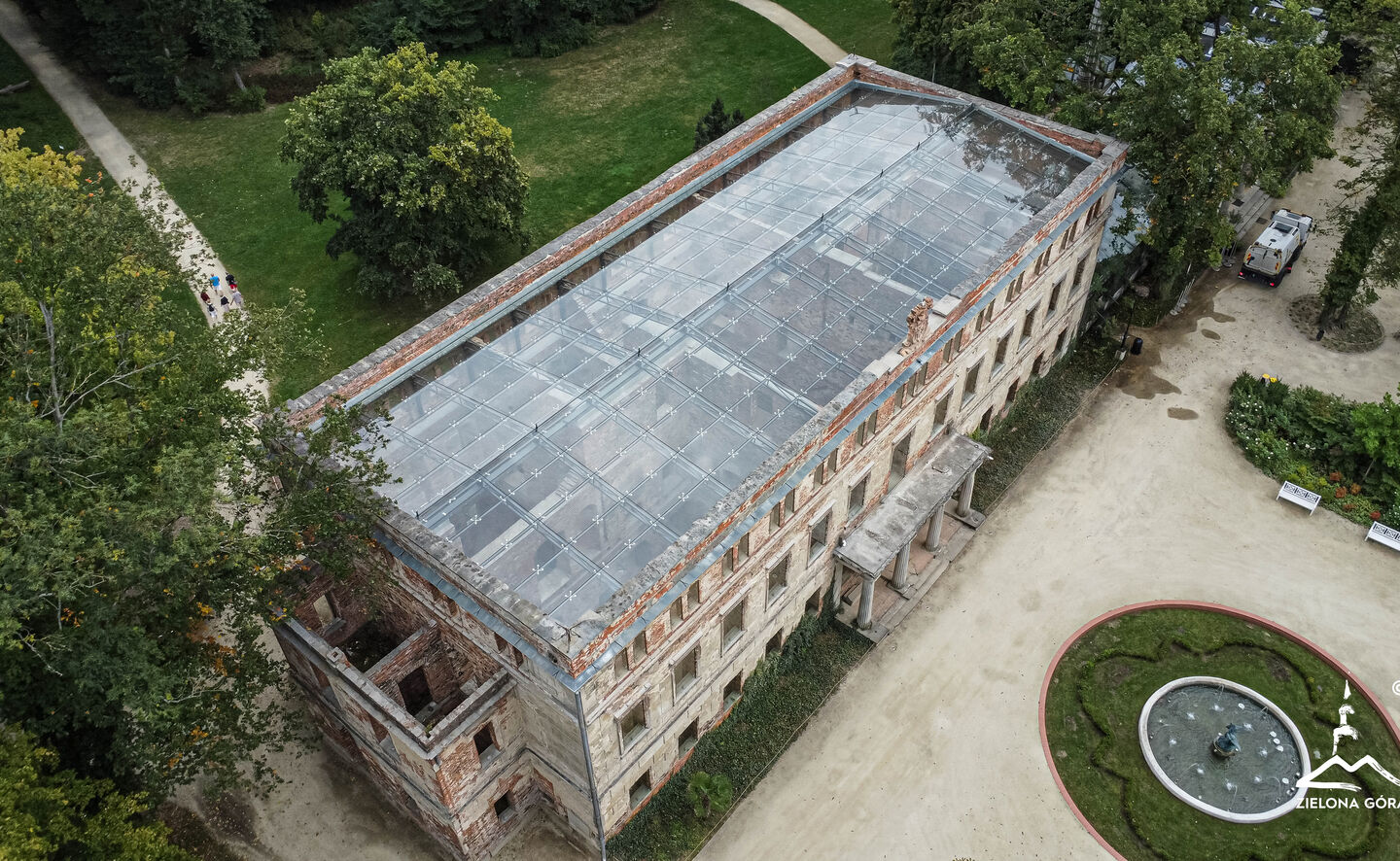 &uuml;berdachte Schlossruine in Zatonie, &copy; Władysław Czulak / Urząd Miasta Zielona G&oacute;ra
