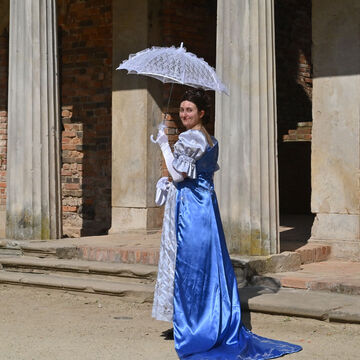 Herzogin von Dino vor dem Schloss, &copy; Władysław Czulak / Urząd Miasta Zielona G&oacute;ra